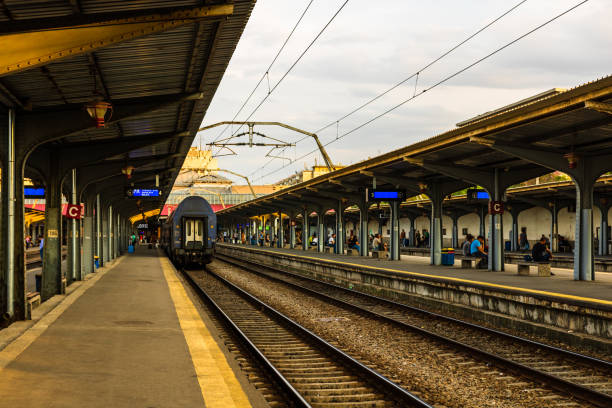 treni sulla banchina della stazione ferroviaria nord di bucarest (gara de nord bucuresti) a bucarest, romania, 2019 - cfr foto e immagini stock