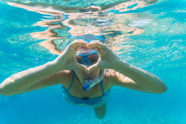 snorkeling e divertimento in mare - vacations halkidiki beach sand foto e immagini stock