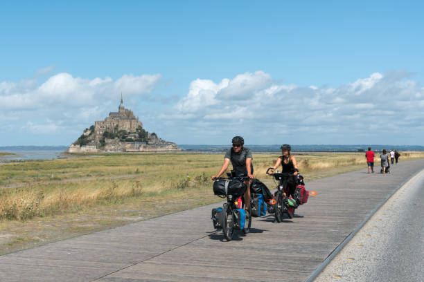 turistas de bicicleta de larga distancia que visitan y viajan al famoso mont saint-michel en el norte de francia - saddlebag fotografías e imágenes de stock