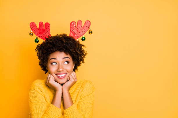 ich wünschte, ich wäre weihnachtsmann helfer konzept. nahaufnahme foto porträt von fröhlichen charmante npositives positive dame trägt rotes kostüm trendige maske auf kopf planung zukunft auf nordpol isoliert gelb hintergrund - costume expressing positivity cheerful close up stock-fotos und bilder