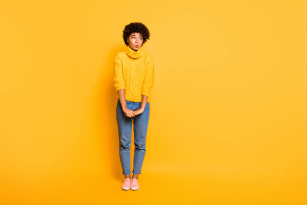pełna długość ciała rozmiar zdjęcia cute nice nieśmiała dziewczyna waha się zapytać coś sobie dżinsy dżinsy żółty sweter izolowane żywe tło kolorów - hesitating zdjęcia i obrazy z banku zdjęć