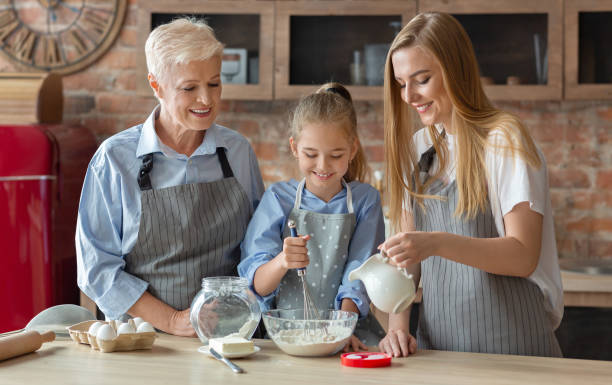 młoda dziewczyna uczy się, jak zrobić ciasto - grandmother pie cooking baking zdjęcia i obrazy z banku zdjęć