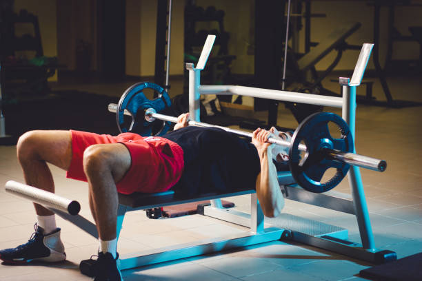 allenamento uomo in palestra - weight training body building men human muscle foto e immagini stock