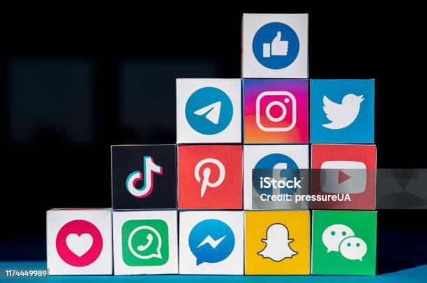 Un Muro De Cubos Con Aplicaciones De Redes Sociales Foto de stock y más banco de imágenes de Icono de red social