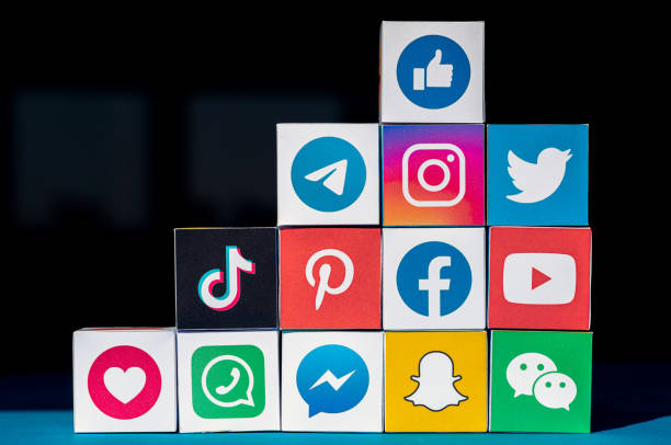 un muro di cubi con app di social media - youtube sign facebook twitter foto e immagini stock