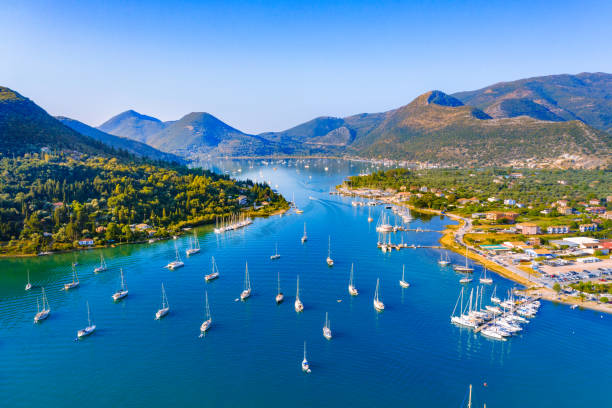 vue aérienne d'oiseau de drone de vue de le port iconique de nidri ou de nydri, île de leflkada, ionian, grèce - nydri photos et images de collection