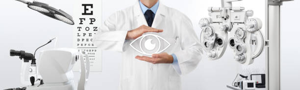 concepto de examen ocular, manos ópticas que protegen un icono ocular, prevención y control, en herramientas de fondo para el diagnóstico, banner web - eye exam eyesight doctor healthcare and medicine fotografías e imágenes de stock