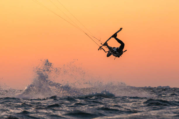 kitesurfer tun ungehookte tricks in schönen sonnenuntergang bedingungen und schöne farben - mecklenburg vorpommern fotos stock-fotos und bilder