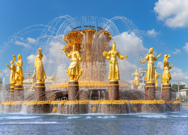 fountain friendship of nations(1951-54, the project of the fountain by architects k. topuridze and g. konstantinovsky) -- vdnkh (all-russia exhibition centre), moscou, russie - vdnh photos et images de collection