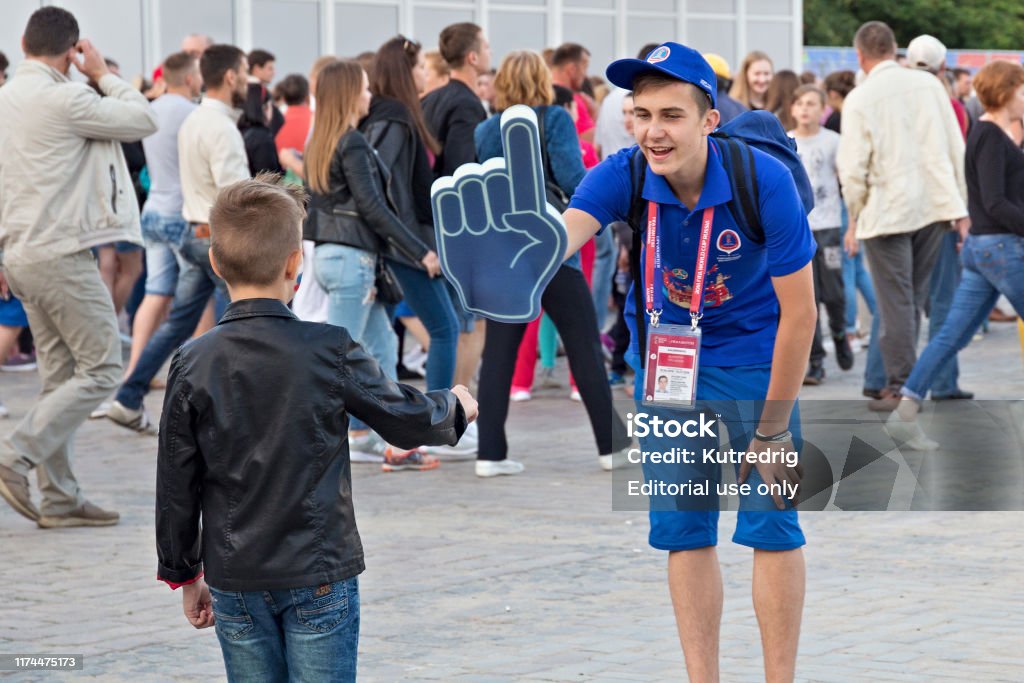 Young volunteers in the Kaliningrad FIFA Fan Fest zone on the days of  FIFA World Cup of 2018 in Russia. - Royalty-free Voluntário Foto de stock
