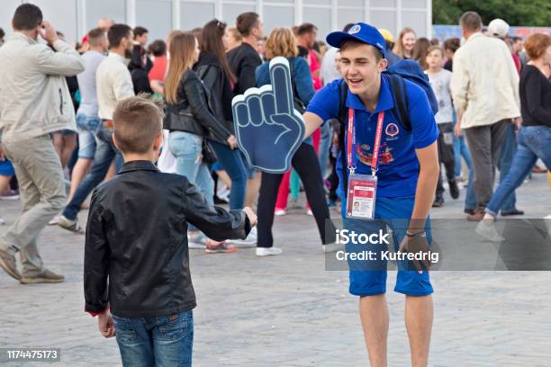 Young Volunteers In The Kaliningrad Fifa Fan Fest Zone On The Days Of Fifa World Cup Of 2018 In Russia - Fotografias de stock e mais imagens de Voluntário