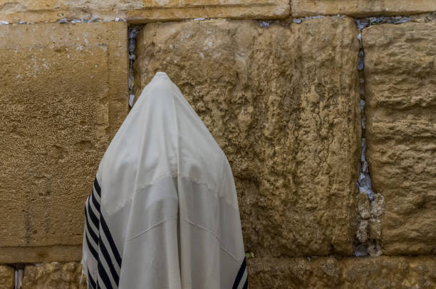 judíos rezando en el sagrado muro de los lamentos. muro de las lamentaciones en la ciudad vieja de jerusalén - the western wall wall east city fotografías e imágenes de stock