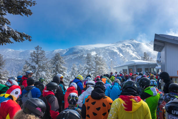 スキーリフトと雪山の頂上の美しい景色を待っているスキーヤー。 - バンスコ 写真 ストックフォトと画像