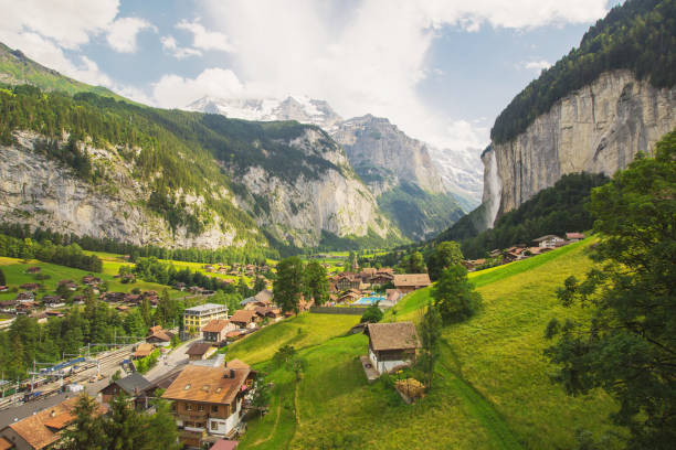 paesaggio montano in svizzera. vista della vetta jungfraujoch nella contea di interlaken. giornata estiva soleggiata. la cima della montagna con la neve. villaggio di lauterbrunnen in svizzera - jungfrau photography landscapes nature foto e immagini stock