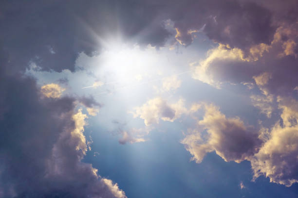 ciel dramatique coloré avec des nuages. coucher du soleil avec des rayons de soleil. - cumulus cloud condensation sky blue photos et images de collection