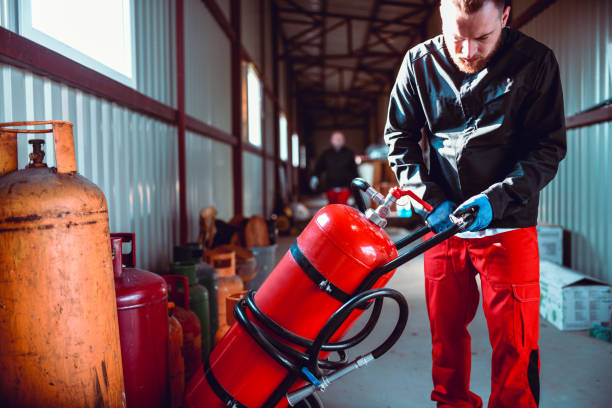 istock Worker Taking Liquified Gas Cylinder For Pressure Testing 1174480771