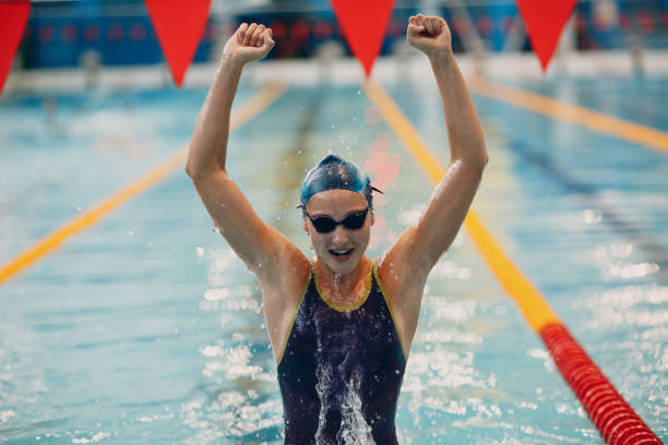 joven nadador retrato alegría se regocija en la victoria en las competiciones de natación en la piscina - swimming professional sport competition athlete fotografías e imágenes de stock