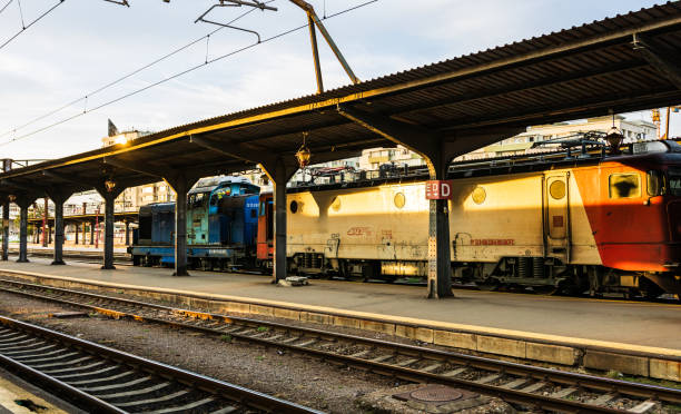 los viajeros que esperan un tren, en la plataforma de la estación de tren de bucarest norte (gara de nord) en bucarest, rumania, 2019 - 2838 fotografías e imágenes de stock