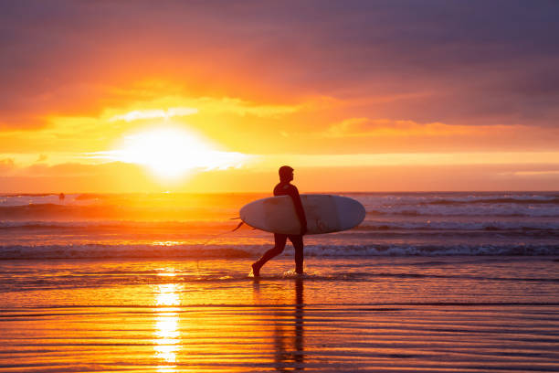 surfing seaside, oregon - west coast living - fotografias e filmes do acervo