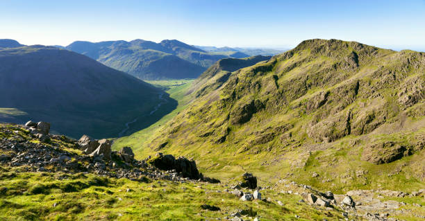 vistas de scafell pike y mosedale desde looking stead. - beck fotografías e imágenes de stock