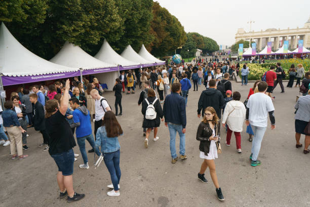 celebrazione della giornata della scuola superiore di economia nel parco cittadino - smart casual women full length casual foto e immagini stock