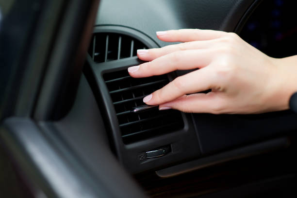 ajuste del flujo de aire de un aire acondicionado en un coche - car dashboard air conditioner driving fotografías e imágenes de stock