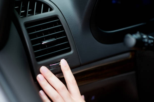 apagando el flujo de aire del aire acondicionado al conductor - car dashboard air conditioner driving fotografías e imágenes de stock