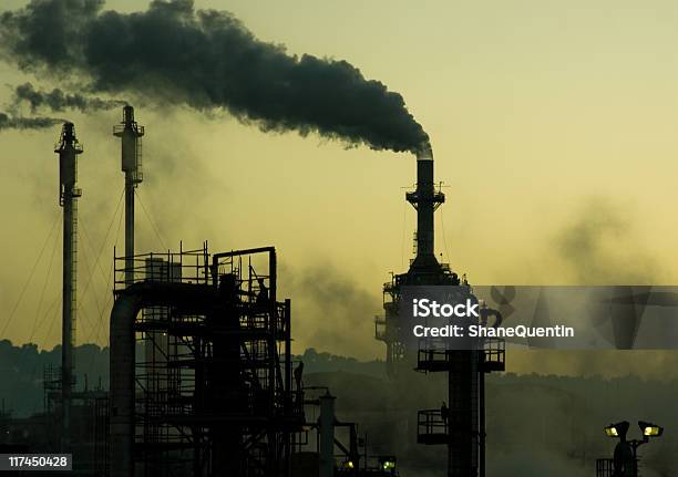 製油所の夕暮れ - オゾン層のストックフォトや画像を多数ご用意 - オゾン層, カラー画像, カーマフラー