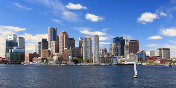 boston skyline mit segelboot im vordergrund, massachusetts, usa - boston urban scene skyline skyscraper stock-fotos und bilder