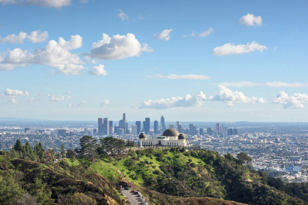 griffith observatory e los angeles nella giornata di sole - hollywood los angeles foto e immagini stock