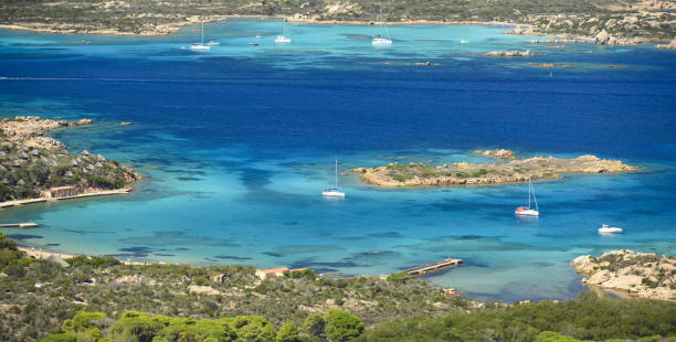 widok z góry, wspaniały widok z lotu ptaka na archipelag la maddalena z pięknymi zatokami skąpanymi w turkusowej czystej wodzie. archipelag la maddalena, sardynia, włochy. - 6008 zdjęcia i obrazy z banku zdjęć