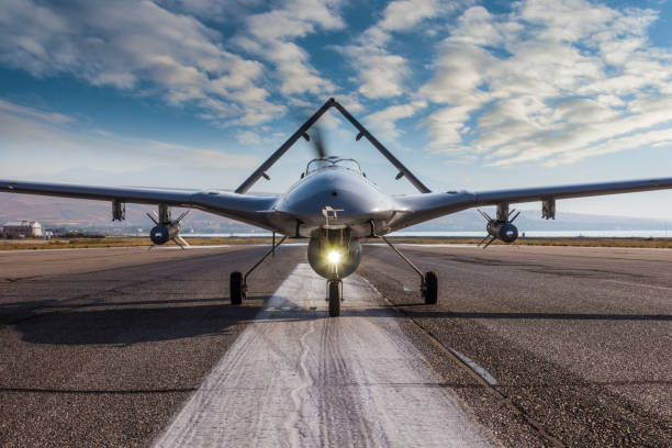 вооруженный беспилотный летательный аппарат на взлетно-посадочной полосе - military reconnaissance airplane стоковые фото и изображения