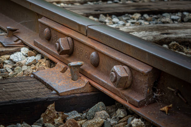 picos de ferrocarril y hardware - railroad spikes fotografías e imágenes de stock