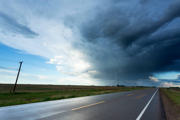 tempestade saskatchewan canadá da pradaria - prairie agriculture cloud cloudscape - fotografias e filmes do acervo