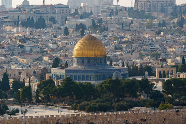 view of al aqsa mosque ,  temple mount, dome of rock and old city of jerusalem from the jewish cemetery - jerusalem dome of the rock israel temple mound imagens e fotografias de stock