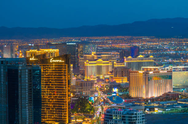 panorama vista del paesaggio urbano di las vegas al tramonto in nevada - las vegas metropolitan area foto e immagini stock