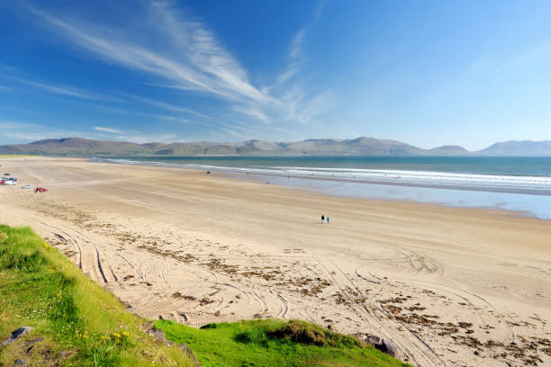 calowa plaża, wspaniały 5-kilometrowy odcinek piasku i wydm, popularny do surfingu, pływania i wędkowania, położony na półwyspie dingle, hrabstwo kerry, irlandia. - coastline tide horizontal outdoors zdjęcia i obrazy z banku zdjęć