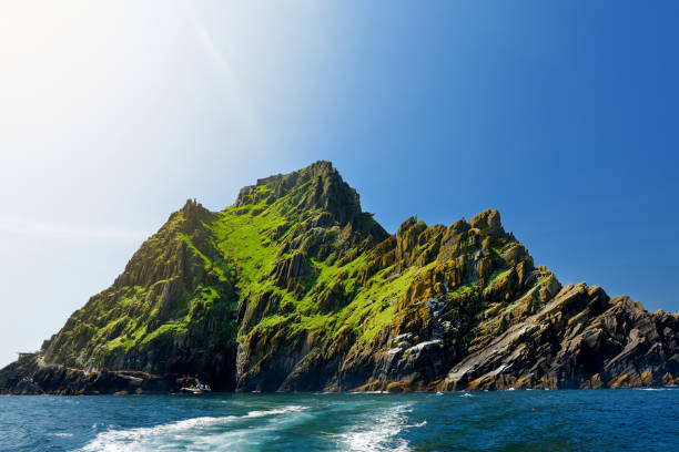 skellig michael o great skellig, hogar de los restos en ruinas de un monasterio cristiano. habitado por variedad de aves marinas. patrimonio de la humanidad de la unesco, irlanda. - scenics county kerry republic of ireland irish culture fotografías e imágenes de stock