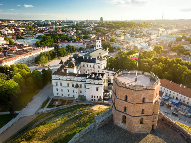 vista aérea da cidade velha de vilnius, uma das cidades velhas medievais sobreviventes as maiores em europa do norte. paisagem do por do sol da cidade velha de vilnius, o heartland da cidade. - bandeira da lituânia - fotografias e filmes do acervo