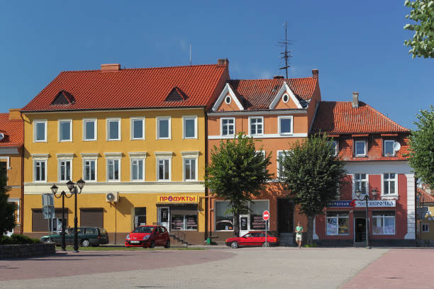 widok na zabytkowe budynki na placu 50-lecia w victory. pravdinsk (poprzednia nazwa to friedland) została założona w 1312 roku przez krzyżaków. - pravdinsk zdjęcia i obrazy z banku zdjęć
