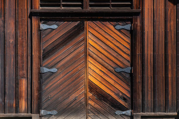 porta de celeiro de madeira resistido - door symmetry wood closed - fotografias e filmes do acervo