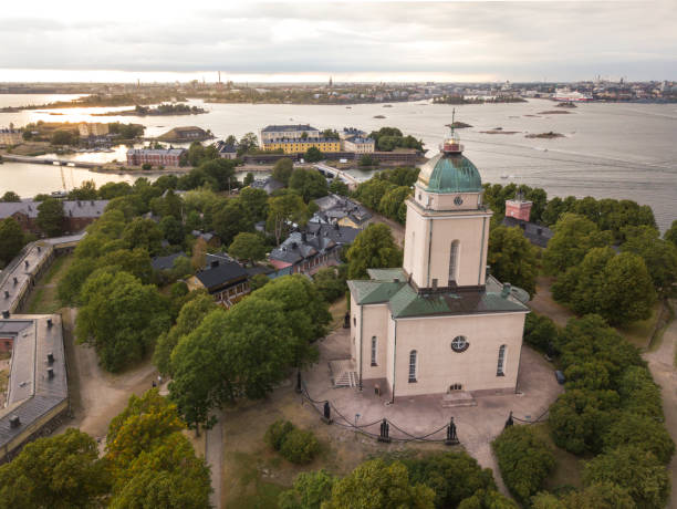 la iglesia / faro de la fortaleza del mar de suomenlinna - suomenlinna fotografías e imágenes de stock