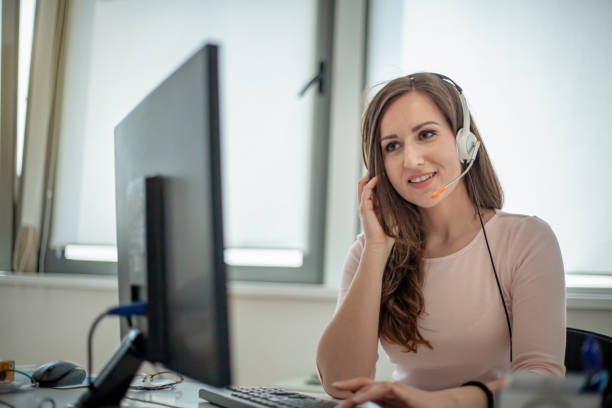 사무실에서 일하는 여성 운영자 - bluetooth headset women customer 뉴스 사진 이미지