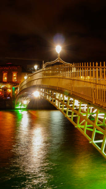 pont ha'penny - dublin ireland bridge hapenny penny photos et images de collection