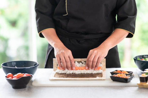 cozinheiro chefe que prepara o sushi. - hotel commercial kitchen organic salad - fotografias e filmes do acervo