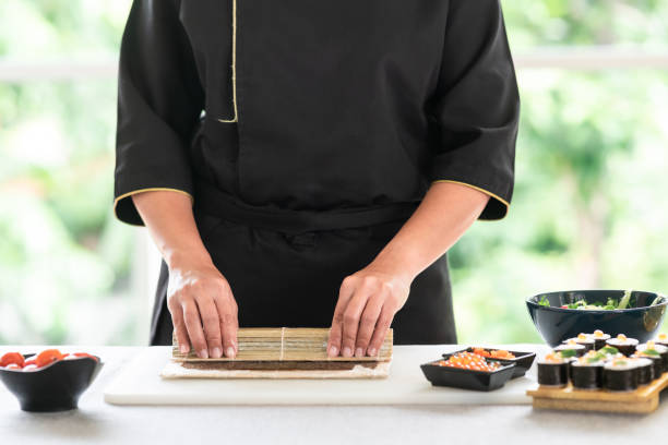 cozinheiro chefe que prepara o sushi. - hotel commercial kitchen organic salad - fotografias e filmes do acervo