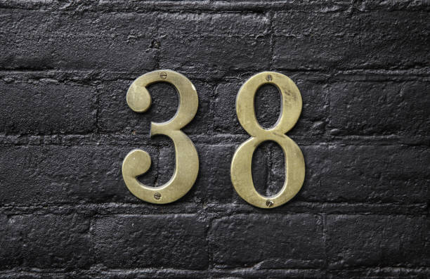 número treinta y ocho - house numbering fotografías e imágenes de stock