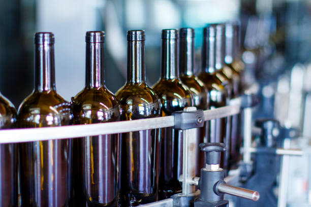 병입 기계의 유리 병 - bottling plant winery wine industry 뉴스 사진 이미지