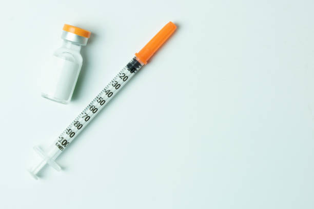 insulina inyectar aguja aislada sobre fondo blanco y copyspace - insulin fotografías e imágenes de stock