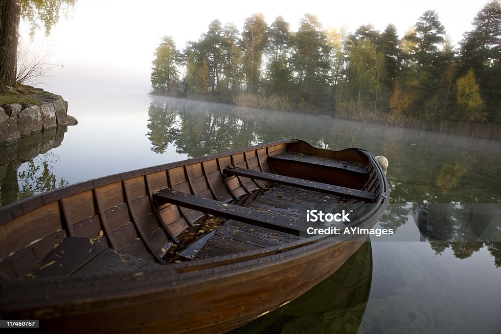 木製ボート、霧の湖の近くストックホルム - かすみのロイヤリティフリーストックフォト